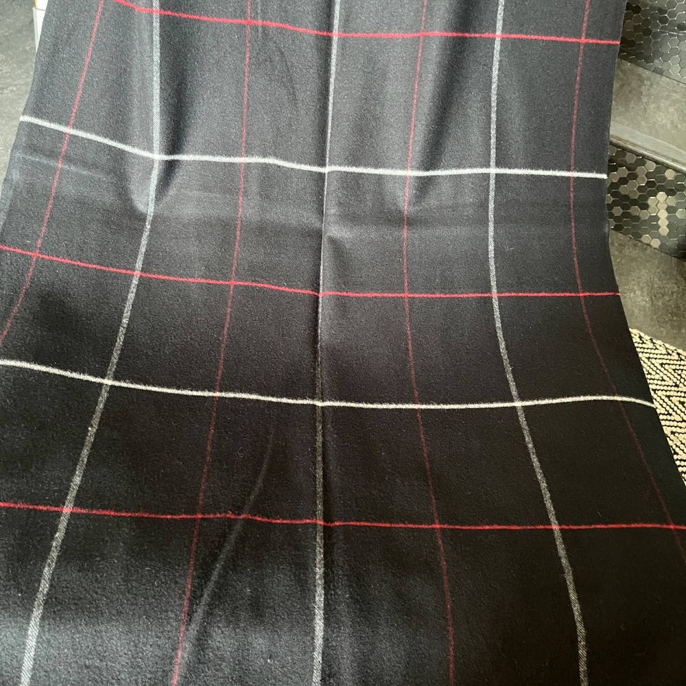 Cashmere-blend large scarf/wrap, in black, white, and red, like new, 28 x 70 in - Picture 10 of 11